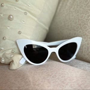 Unique Vintage White Cat Eye Sunglasses 🤍